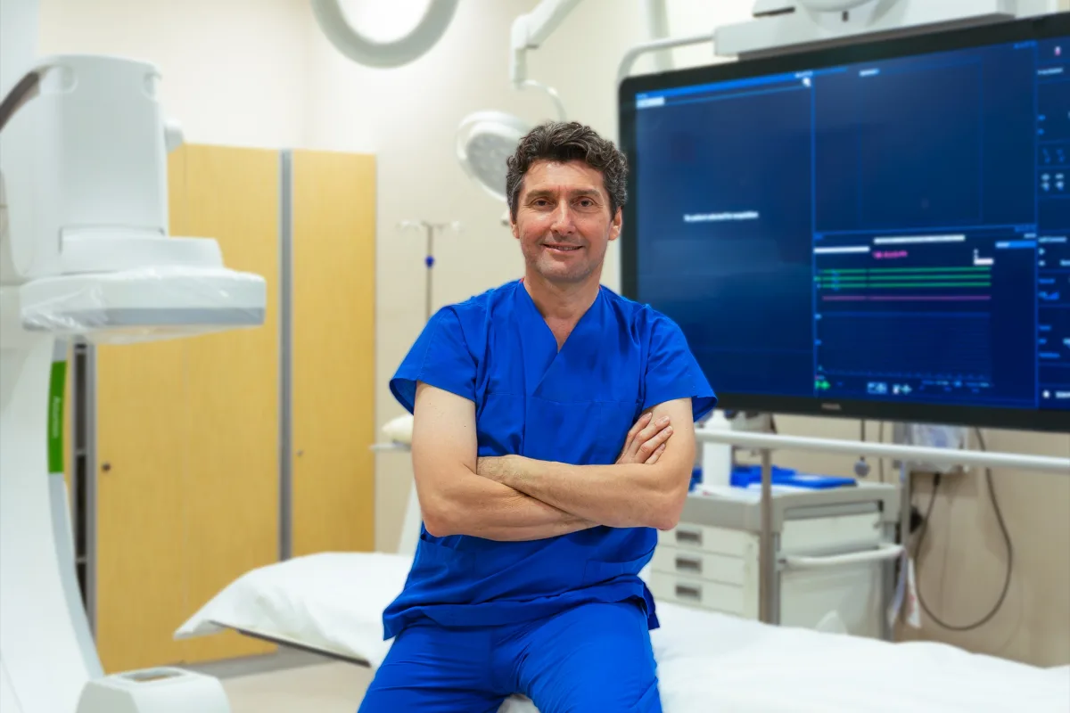 Prof. Dr. Umuttan Doğan elektrofizyoloji laboratuvarında, anjiyografi cihazı ve kayıt ekranının önünde