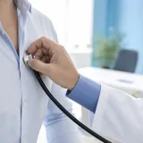 Kalpte üfürüm için stetoskopla kalp seslerini dinleyen hekim (temsili görsel)
