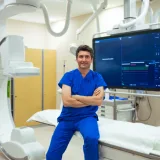 Prof. Dr. Umuttan Doğan elektrofizyoloji laboratuvarında, anjiyografi cihazı ve kayıt ekranının önünde