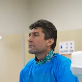 Prof. Dr. Umuttan Doğan kateter laboratuvarında steril önlükle girişimsel kardiyoloji işlemi sırasında