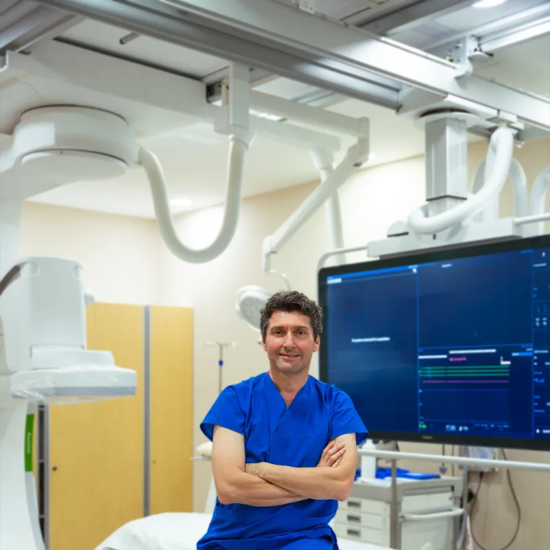 Prof. Dr. Umuttan Doğan elektrofizyoloji laboratuvarında, anjiyografi cihazı ve kayıt ekranının önünde