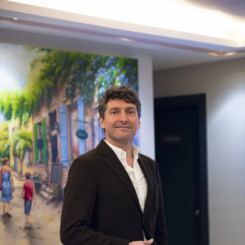 Prof. Dr. Umuttan Doğan, Antalya Konyaaltı’ndaki kardiyoloji muayenehanesinde