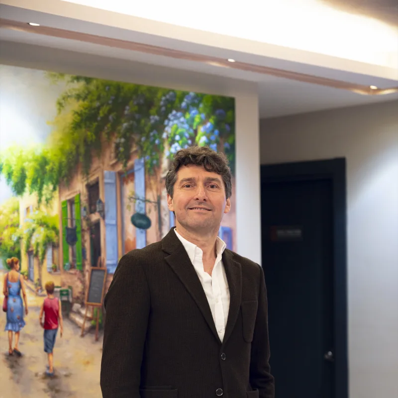 Kardiyoloji uzmanı Prof. Dr. Umuttan Doğan muayenehanenin bekleme salonunda ayakta