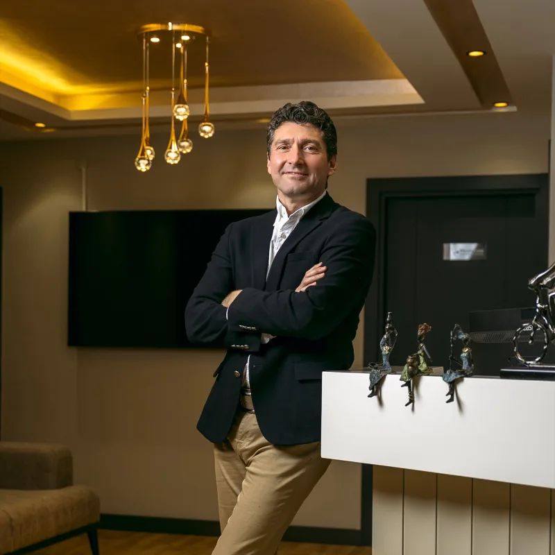 Prof. Dr. Umuttan Doğan’ın Antalya’daki muayenehanesinin girişi ve karşılama bankosu