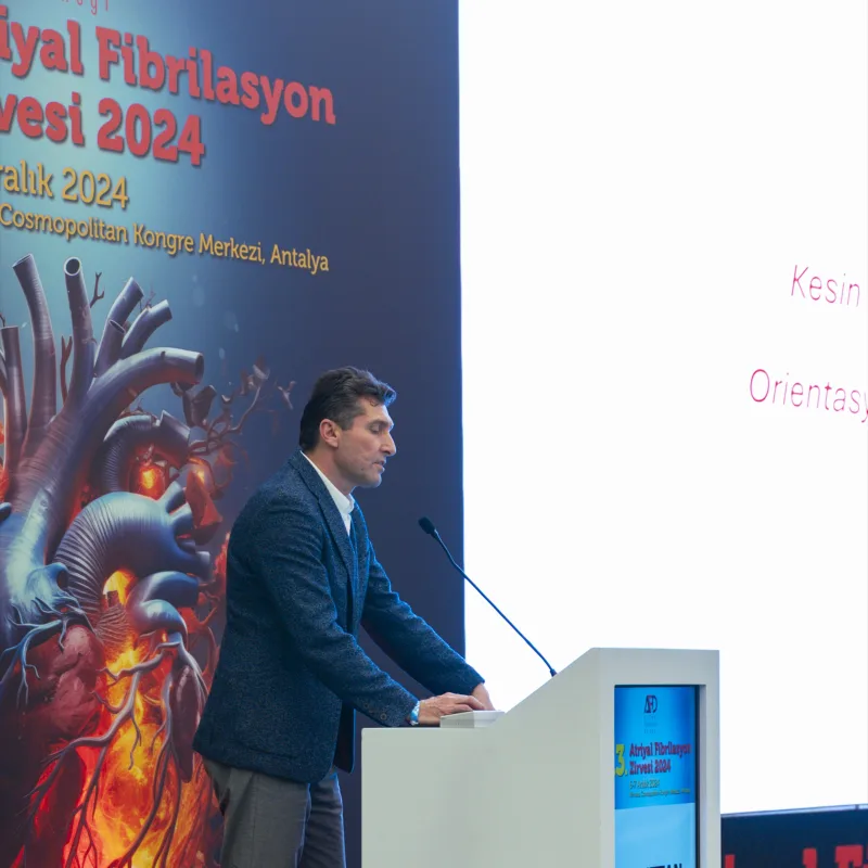 Prof. Dr. Umuttan Doğan Atriyal Fibrilasyon Zirvesi 2024 kürsüsünde konuşurken