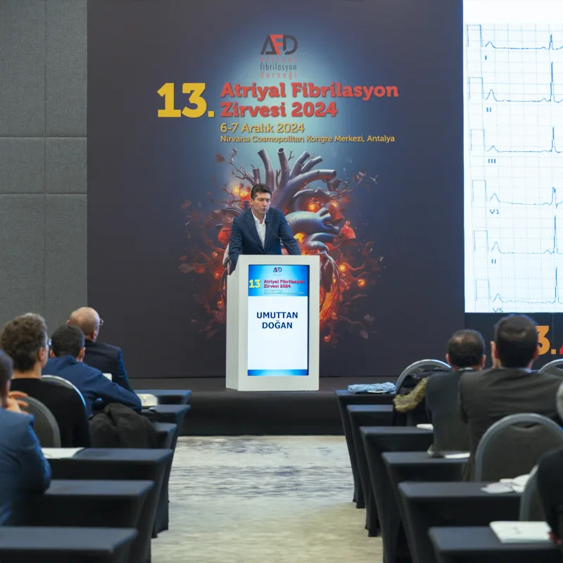 Prof. Dr. Umuttan Doğan, Antalya’da düzenlenen 13. Atriyal Fibrilasyon Zirvesi 2024’te sunum yaparken